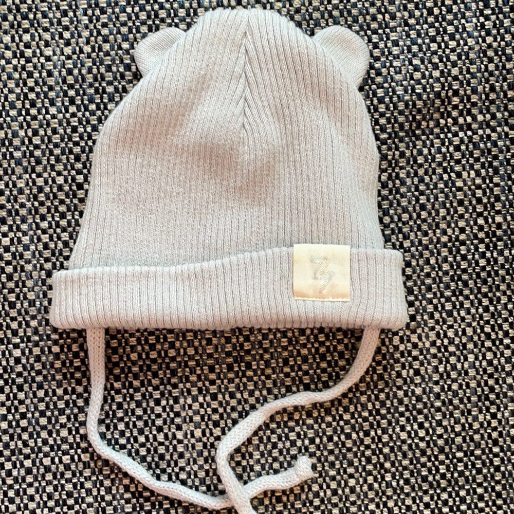 Unisex mid season hat 3-6 months